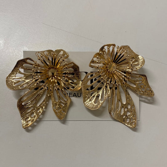 Gold flower statement