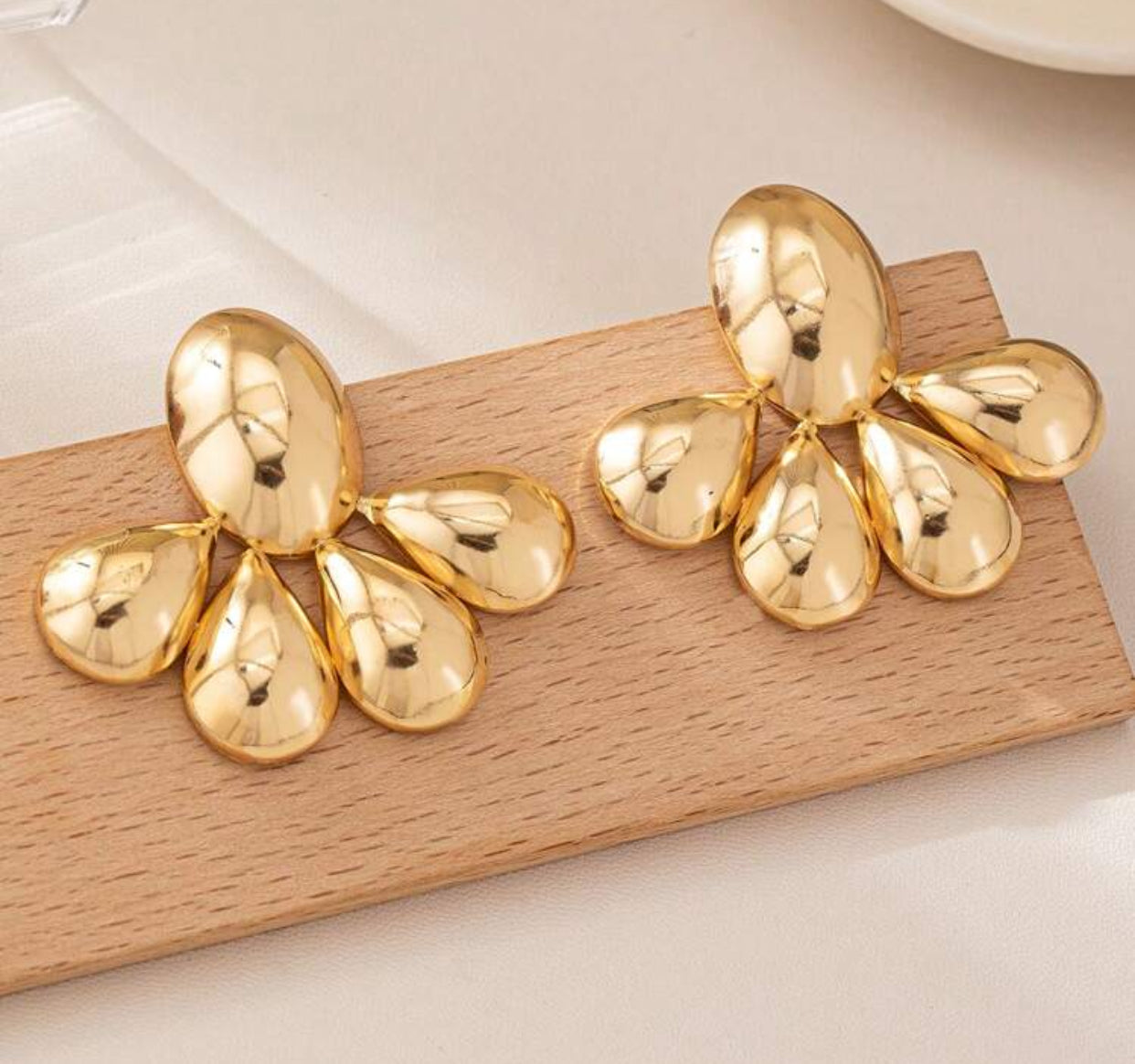 Water Droplet Shaped Flower Women's Gold Earrings